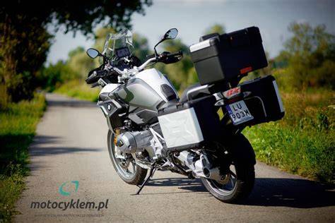 Ilustracja przedstawiająca różne rodzaje motocykli: cruiser, naked, turystyczny, chopper.