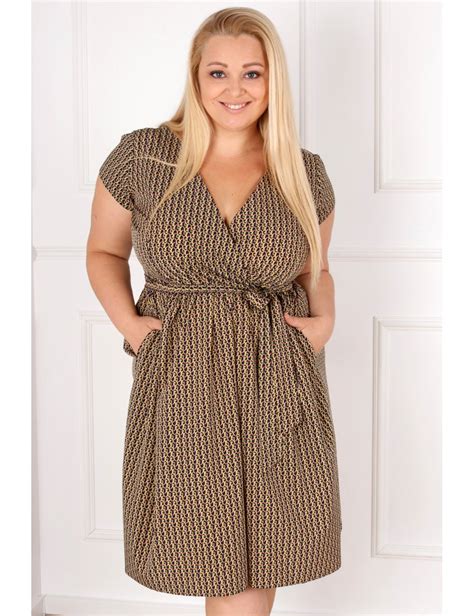 Dopasowana sukienka plus size z dekoltem kopertowym