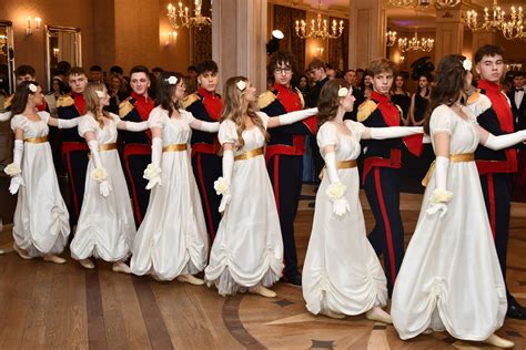 Uczniowie I Liceum Ogólnokształcącego w Busku-Zdroju wykonują tradycyjnego poloneza podczas studniówki.