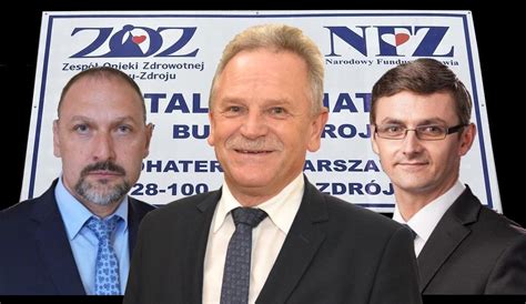 Starosta buski Jerzy Kolarz i burmistrz Buska-Zdroju Jerzy Szydłowski wręczają symboliczne upominki maturzystom.