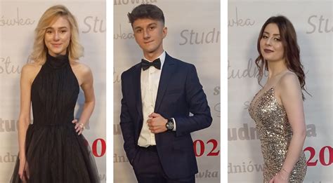 Uczestnicy konkursu Miss i Mister Studniówki prezentują się przed publicznością.