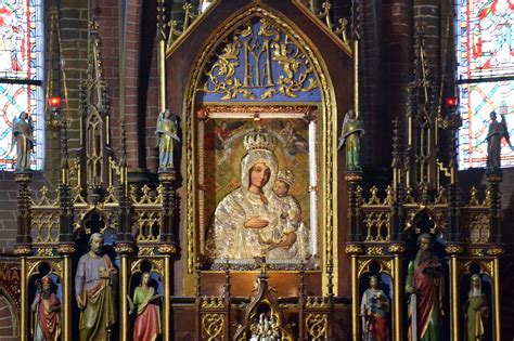 Barokowy ołtarz główny z obrazem Matki Bożej Kazimierskiej