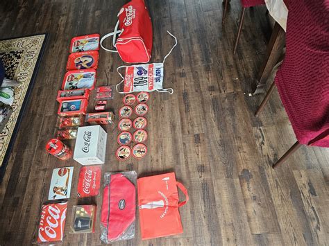 Kolekcja gadżetów związanych z amerykańską popkulturą: kubki, koszulki, figurki.