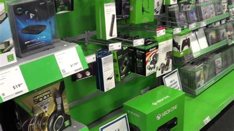 Sklep z elektroniką w USA, z widocznymi produktami Apple i innymi markami.