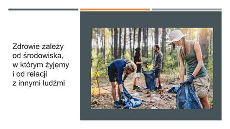 zdjęcie przedstawiające grupę ludzi wychodzących z przerębla w Moskwie w mroźny dzień, z widocznymi ratownikami i policją w tle.