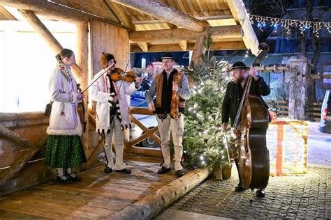 Zdjęcie góralskiej kapeli grającej na tradycyjnych instrumentach.