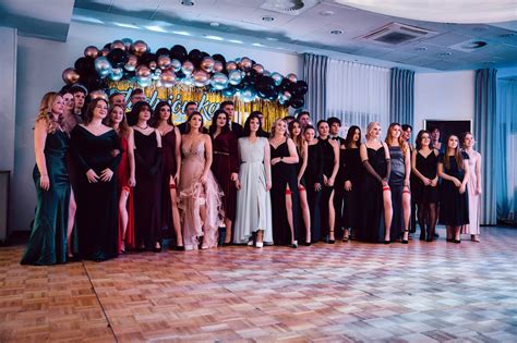 zdjęcie uczniów z LO w Tucholi podczas studniówki w eleganckich strojach, bawiących się na parkiecie