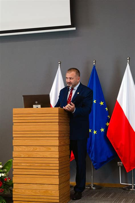 zdjęcie dyrektora LO w Tucholi Waldemara Ptaka podczas przemówienia na studniówce