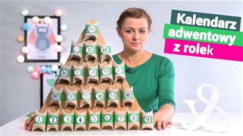 Kalendarz adwentowy z rolek po papierze toaletowym, przekształconych w małe, kolorowe pudełka.