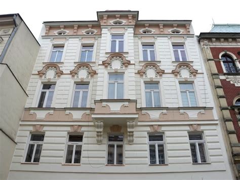 Elewacja zabytkowej kamienicy z XVIII wieku w Kętach, gdzie mieści się Piwnica Rycerska