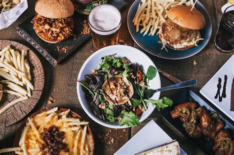 Stół z różnorodnymi potrawami serwowanymi w restauracji „Na Językach” - pizza, sałatki, desery