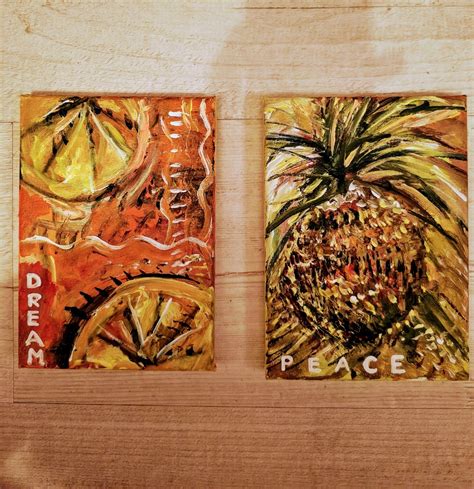 Ilustracja przedstawiająca różne pomysły na proste stroje owocowe, takie jak pomarańcza, cytryna i ananas.