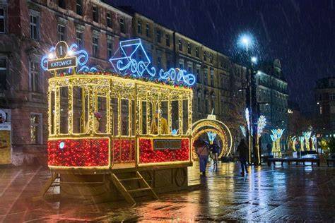 Ilustracja przedstawiająca iluminacje i świąteczne dekoracje jarmarku.
