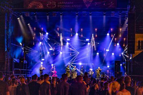 Zdjęcie przedstawiające występ artystyczny na scenie jarmarku.
