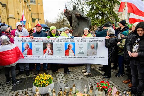 zdjęcie z obchodów 13. rocznicy śmierci Jana Pawła II na Placu Piłsudskiego w Warszawie