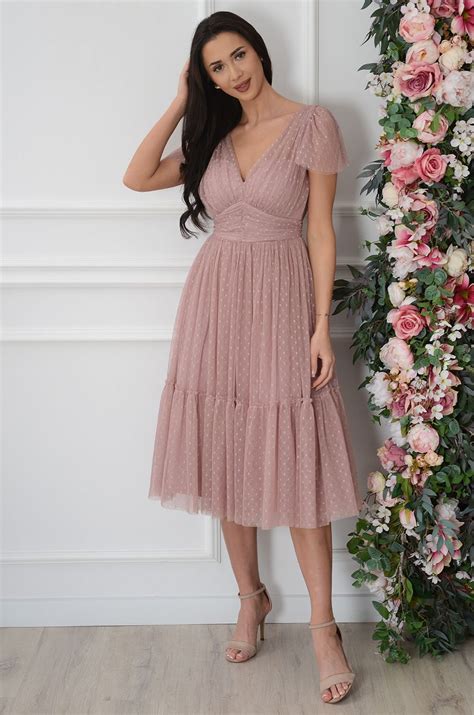 różne modele sukienek z tiulu: midi, maxi, krótkie