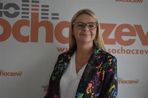 zdjęcie dyrektorki szkoły podczas przemówienia