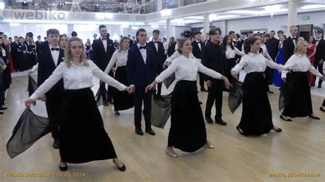 zdjęcie uczniów tańczących poloneza