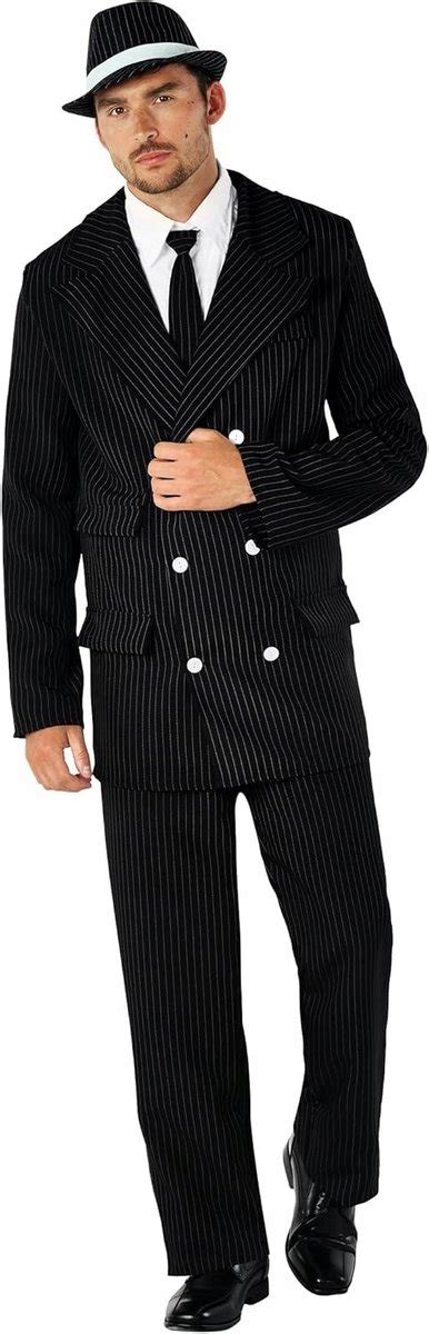 Zdjęcie mężczyzny ubranego w garnitur w stylu lat 20. z kapeluszem fedora.
