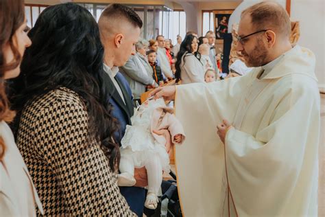 Ceremonia Chrztu Świętego w kościele.