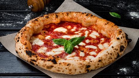 Zdjęcie przedstawiające autentyczną neapolitańską pizzę Margherita.