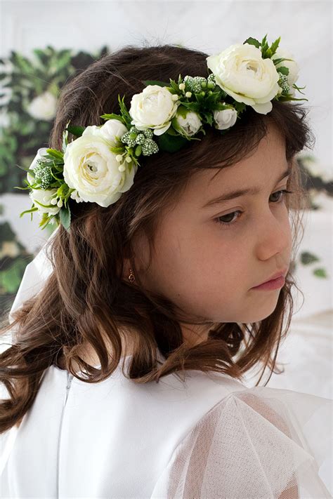 zbliżenie na ręce tworzące wianek komunijny, mocujące kwiaty do drucika florystycznego