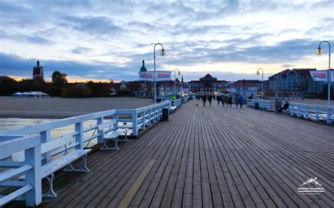 widok na molo w Sopocie w okresie świątecznym z lodowiskiem