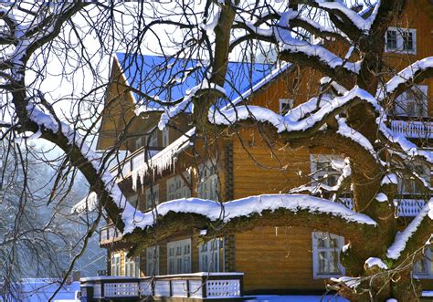 elegancki budynek sanatorium otoczony zimowym krajobrazem
