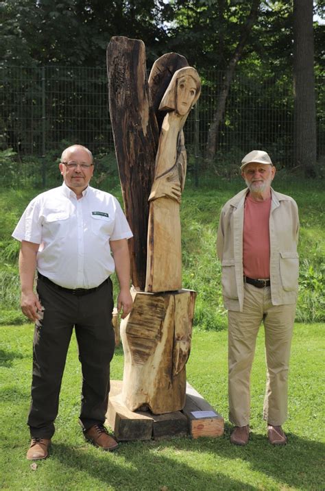 Stanisław Śliwiński prezentujący swoje rzeźby w drewnie.