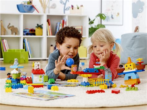 Dzieci bawiące się klockami Lego w parku rozrywki.