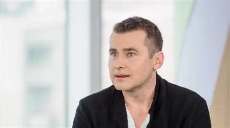 Michał Paszczyk podczas występu stand-upowego