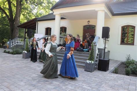 fotografia zespołu dworsko-parkowego w Targowiskach, otoczonego wiekowymi dębami, jako sceneria dożynek