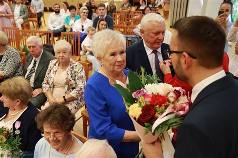Urzędnicy wręczają medale parom świętującym jubileusze małżeńskie we Włocławku
