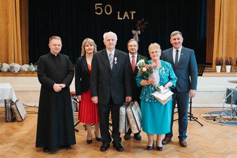 Zdjęcie grupowe par świętujących 50-lecie małżeństwa we Włocławku