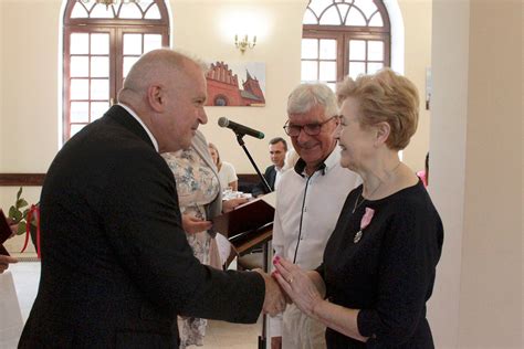 Prezydent Włocławka wręcza medal parze z okazji jubileuszu małżeńskiego