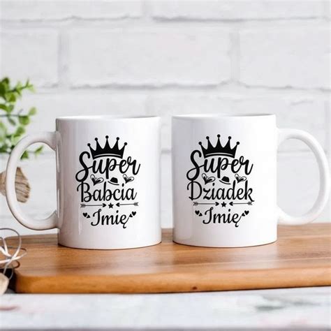 Zestaw personalizowanych kubków z imionami sióstr.