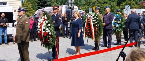 Zdjęcie z uroczystości składania wieńców pod Pomnikiem Powstania Warszawskiego