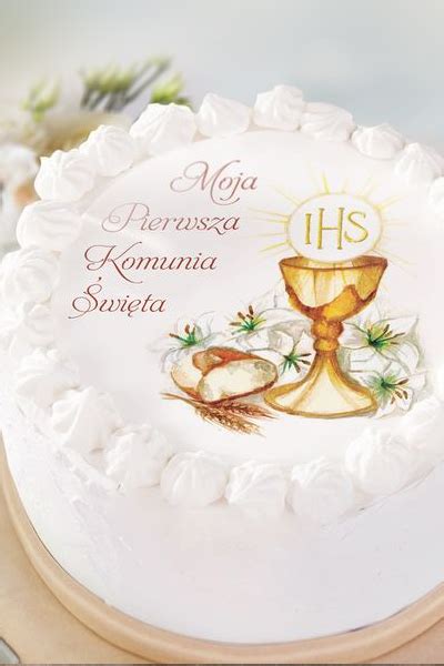 Zdjęcie tortu komunijnego ozdobionego eleganckim opłatkiem