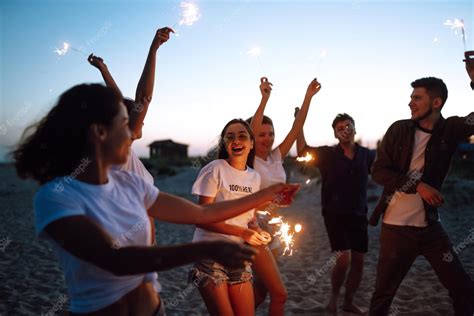 zdjęcie z wieczoru panieńskiego na plaży, przedstawiające grupę młodych kobiet w letnich sukienkach