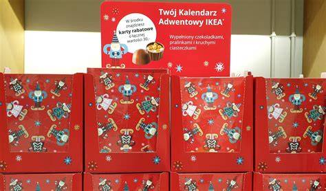 Kolaż zdjęć poszczególnych produktów Kinder wymienionych w kalendarzu adwentowym.