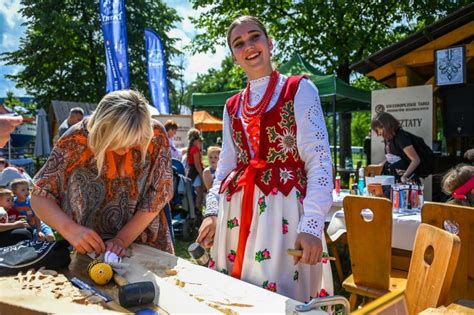 Uczestnicy Jarmarku Rękodzieła i Produktów Regionalnych na alei Lubomirskich