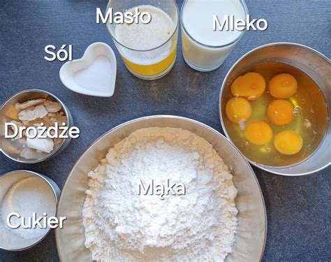 Składniki do ciasta piernikowego w miskach