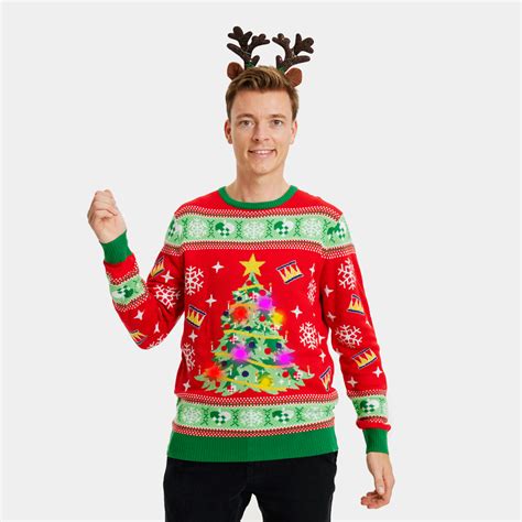 Zbliżenie na świąteczny sweter z wbudowanymi lampkami LED