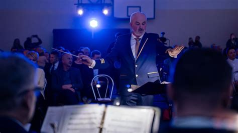 ilustracja przedstawiająca orkiestrę symfoniczną w eleganckich strojach podczas koncertu noworocznego