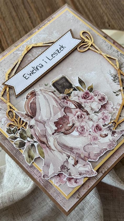 Ilustracja przedstawiająca elegancką, ręcznie wykonaną kartkę ślubną w ozdobnym pudełku.