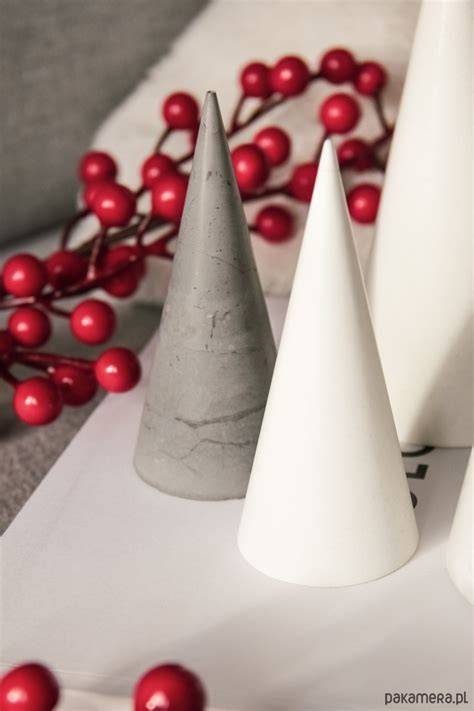 Minimalistyczna świąteczna dekoracja okna z ceramiką