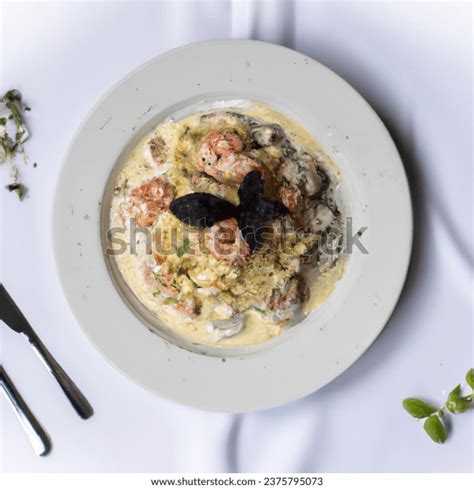 Talerz z tradycyjnym daniem biryani