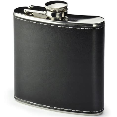Zdjęcie eleganckiej, grawerowanej piersiówki ze wzorem wędkarskim.