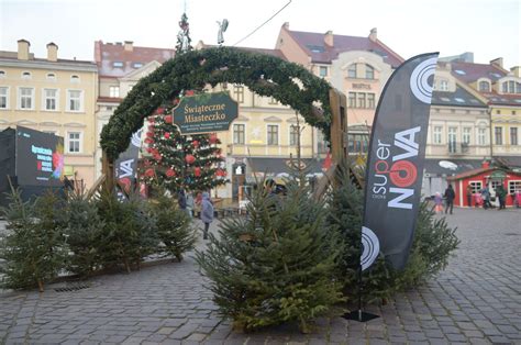 Plan Rynku w Rzeszowie ze świątecznym miasteczkiem i żywą szopką.