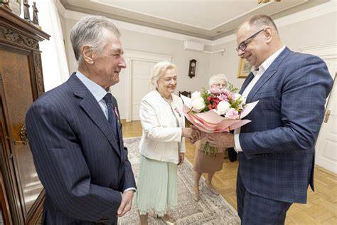 Zdjęcie par małżeńskich odbierających medale w Urzędzie Miasta Łodzi